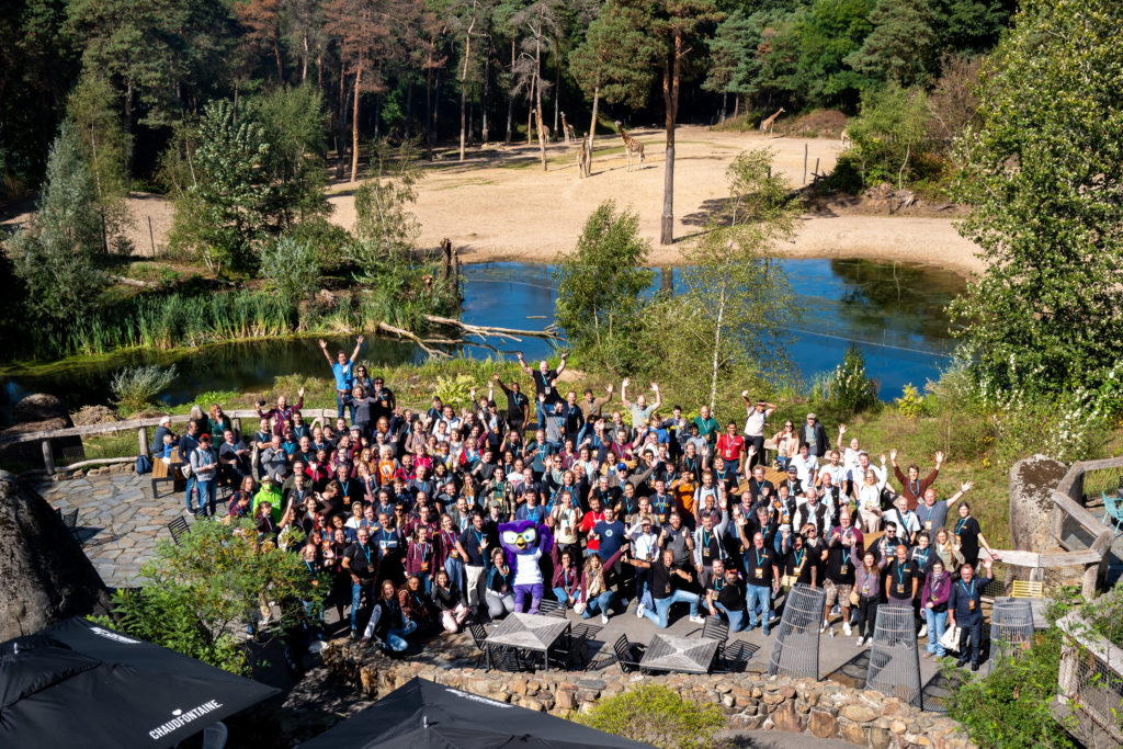Foto van de WordCamp Nederland 2022 deelnemers in Burgers' Zoo. Foto door Henk-Jan Winkeldermaat
